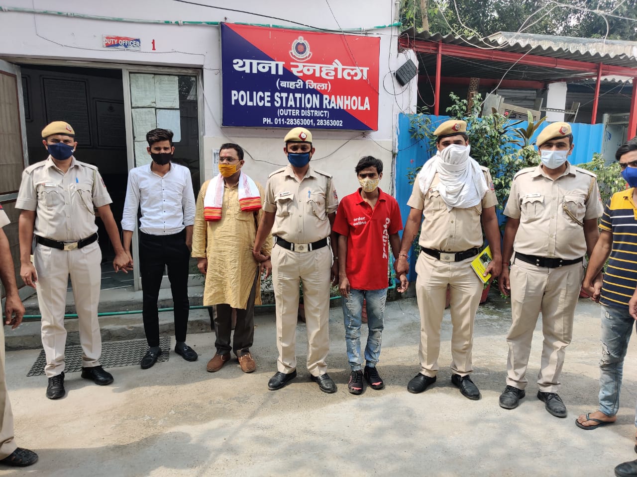 आश्रम में चोरी में दो कर्मचारी समेत चार गिरफ्तार आश्रम में चोरी में दो कर्मचारी समेत चार गिरफ्तार